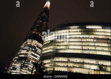 Kraftvolle abstrakte, architektonisch beleuchtete Nachtlandschaft von The Shard, aufgenommen von der London Bridge. Stockfoto