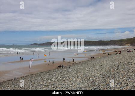 Newgale, Wales - 29. August 2023: Surfen am Newgale Beach geeignet für Kitesurfen Stockfoto