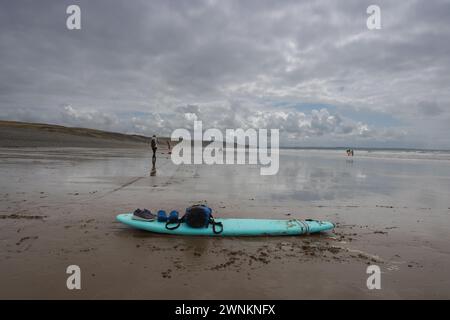 Newgale, Wales - 29. August 2023: Surfen am Newgale Beach geeignet für Kitesurfen Stockfoto