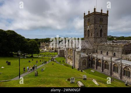 St Davids, Großbritannien - 29. August 2023: St Davids Cathedral ist eine anglikanische Kathedrale in St Davids, nahe dem westlichsten Punkt von Wales. Stockfoto