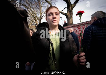 Die Menschen versammeln sich entlang der COVID-Gedenkmauer am Themsenpfad in Westminster zu Reden und einer Schweigeminute am Nationalfeiertag der Reflexion zu Ehren derer, die an COVID-19 gestorben sind. Jedes handgemalte Herz an der Wand repräsentiert ein Leben, das in Großbritannien an COVID-19 verloren ging. Bilddatum: Sonntag, 3. März 2024. Stockfoto