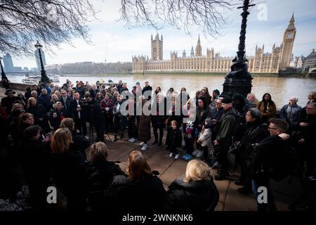 Die Menschen versammeln sich entlang der COVID-Gedenkmauer am Themsenpfad in Westminster zu Reden und einer Schweigeminute am Nationalfeiertag der Reflexion zu Ehren derer, die an COVID-19 gestorben sind. Jedes handgemalte Herz an der Wand repräsentiert ein Leben, das in Großbritannien an COVID-19 verloren ging. Bilddatum: Sonntag, 3. März 2024. Stockfoto