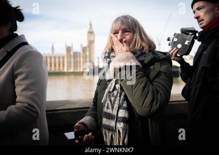 Die Menschen versammeln sich entlang der COVID-Gedenkmauer am Themsenpfad in Westminster zu Reden und einer Schweigeminute am Nationalfeiertag der Reflexion zu Ehren derer, die an COVID-19 gestorben sind. Jedes handgemalte Herz an der Wand repräsentiert ein Leben, das in Großbritannien an COVID-19 verloren ging. Bilddatum: Sonntag, 3. März 2024. Stockfoto