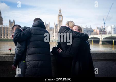 Die Menschen versammeln sich entlang der COVID-Gedenkmauer am Themsenpfad in Westminster zu Reden und einer Schweigeminute am Nationalfeiertag der Reflexion zu Ehren derer, die an COVID-19 gestorben sind. Jedes handgemalte Herz an der Wand repräsentiert ein Leben, das in Großbritannien an COVID-19 verloren ging. Bilddatum: Sonntag, 3. März 2024. Stockfoto