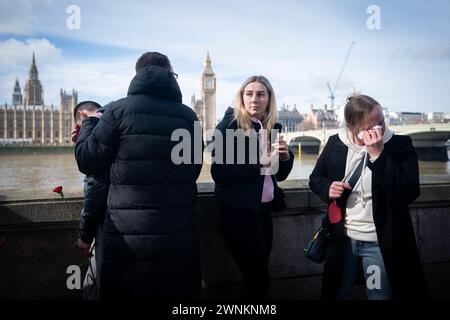 Die Menschen versammeln sich entlang der COVID-Gedenkmauer am Themsenpfad in Westminster zu Reden und einer Schweigeminute am Nationalfeiertag der Reflexion zu Ehren derer, die an COVID-19 gestorben sind. Jedes handgemalte Herz an der Wand repräsentiert ein Leben, das in Großbritannien an COVID-19 verloren ging. Bilddatum: Sonntag, 3. März 2024. Stockfoto