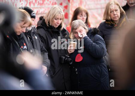 Die Menschen versammeln sich entlang der COVID-Gedenkmauer am Themsenpfad in Westminster zu Reden und einer Schweigeminute am Nationalfeiertag der Reflexion zu Ehren derer, die an COVID-19 gestorben sind. Jedes handgemalte Herz an der Wand repräsentiert ein Leben, das in Großbritannien an COVID-19 verloren ging. Bilddatum: Sonntag, 3. März 2024. Stockfoto