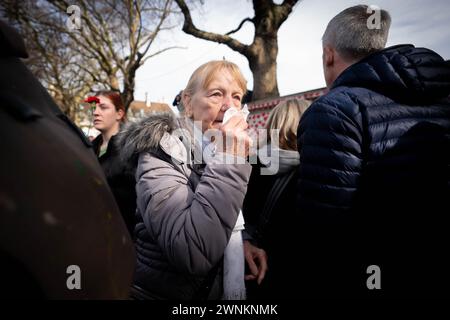 Die Menschen versammeln sich entlang der COVID-Gedenkmauer am Themsenpfad in Westminster zu Reden und einer Schweigeminute am Nationalfeiertag der Reflexion zu Ehren derer, die an COVID-19 gestorben sind. Jedes handgemalte Herz an der Wand repräsentiert ein Leben, das in Großbritannien an COVID-19 verloren ging. Bilddatum: Sonntag, 3. März 2024. Stockfoto