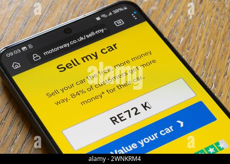 Eingabe der Fahrzeugnummer in die App für den Verkauf von Motorway-Fahrzeugen auf einem Smartphone, Großbritannien. Der Bildschirm zeigt „mein Auto verkaufen“ an und verfügt über eine Angebotsschaltfläche Stockfoto