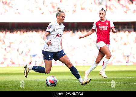 Tottenham Hotspur Celin Bizet Ildhusoy kämpft um den Ball gegen Arsenal Caitlin Foord während des Spiels Arsenal Women gegen Tottenham Hotspur Women's Super League im Emirates Stadium, London, England, Großbritannien am 3. März 2024 Credit: Every Second Media/Alamy Live News Stockfoto