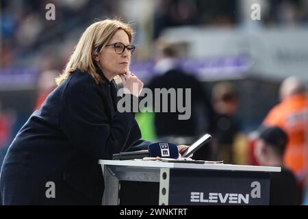 Genk, Belgien. März 2024. Fernsehmoderatorin Christine Schreder, die während eines Fußballspiels zwischen KRC Genk und Club Brugge am Sonntag, den 3. März 2024 in Genk, am 2. Tag in Genk gezeigt wurde! Der Saison 2023-2024 der ersten Liga der „Jupiler Pro League“ der belgischen Meisterschaft. BELGA FOTO BRUNO FAHY Credit: Belga News Agency/Alamy Live News Stockfoto