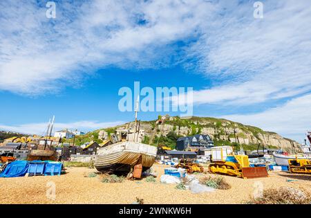 Traditionelle kleine Fischerboote am Strand der Hastings Land Fishing Fleet wurden am Kiesstrand von Stade Beach, Hastings, East Sussex, gezogen Stockfoto