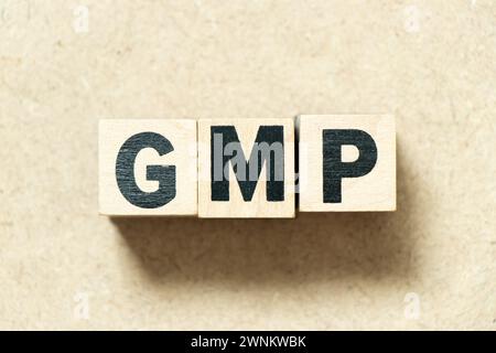 Buchstabenblock im Wort GMP (Abkürzung für Good Manufacturing Practice) auf Holzhintergrund Stockfoto