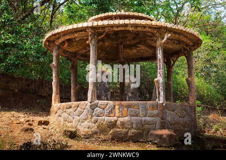 Hölzerne Pergola in einem wunderschönen Waldgarten. Straßenfoto, selektiver Fokus. Schöner Pavillon. Massivholz. Pergola Außen. Pergola mit wasserdichter Stockfoto