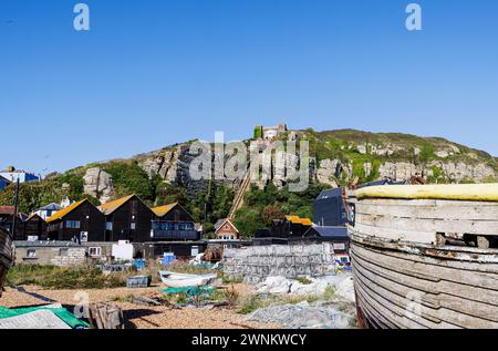 Hummertöpfe, die von der Fishing Fleet auf der Stade Beach und der East Hill Lift Cliff Railway in Hastings, East Sussex, England, verwendet werden Stockfoto