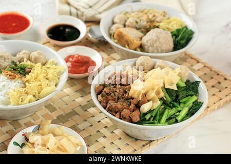 Mie Ayam Bakso Chicken Nudel Fleischbällchen beliebte Street Food in Indonesien Stockfoto