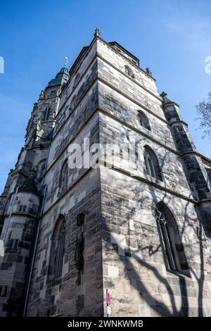 Coburg, Deutschland. März 2024. Ein Baum wirft seinen Schatten über die St. Evangelisch-Lutherische Kirche Moriz in Coburg. Quelle: Pia Bayer/dpa/Alamy Live News Stockfoto