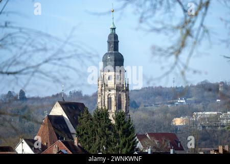 Coburg, Deutschland. März 2024. Der Turm der evangelisch-lutherischen Stadtkirche St. Moriz erhebt sich über die Dächer von Coburg. Quelle: Pia Bayer/dpa/Alamy Live News Stockfoto