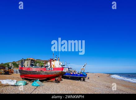 Bunte kleine Holzfischboote der Fischflotte aus Hastings Land zogen am Kiesstrand in Hastings, East Sussex Stockfoto