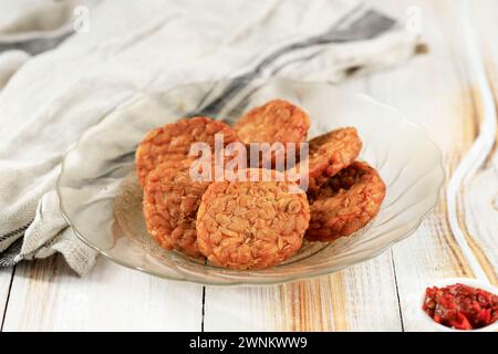 Runde Tempe Goreng oder gebratenes Tempeh, auf Holztisch Stockfoto