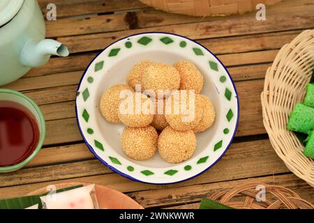 Draufsicht Onde-onde Sesam Seed Ball gefüllt mit Mung Bean Paste Stockfoto