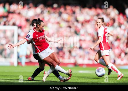 Arsenals Caitlin Foord kämpft am 3. März 2024 im Emirates Stadium, London, England, Vereinigtes Königreich um den Ball gegen Ashleigh Neville, während des Spiels Arsenal Women gegen Tottenham Hotspur Women's Barclays Women's Super League im Emirates Stadium, London, England. Credit: Every Second Media/Alamy Live News Stockfoto