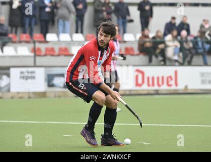 Brüssel, Belgien März 2024. Leopolds Gaspard Baumgarten kämpft um den Ball während eines Hockeyspiels zwischen Royal Leopold Club und Gantoise am Sonntag, den 3. März 2024, in Uccle/Ukkel, Brüssel, am 14. Tag der belgischen Hockeymeisterschaft. BELGA FOTO JOHN THYS Credit: Belga News Agency/Alamy Live News Stockfoto