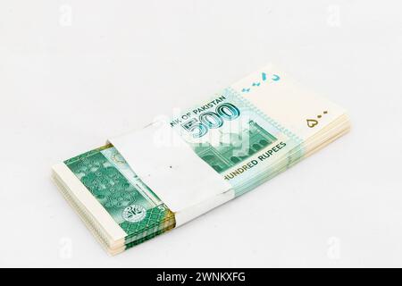 Pakistan fünfhundert Rupien Banknotenbündel auf weißem isoliertem Hintergrund Stockfoto