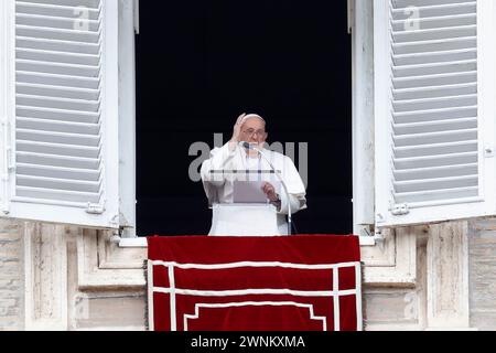 Vatikanstadt, Vatikan. März 2024. Papst Franziskus leitet das Sonntagsgebet von seinem Atelierfenster aus mit Blick auf St. PeterÕs Square - Credit: Riccardo de Luca - Update Images/Alamy Live News Stockfoto