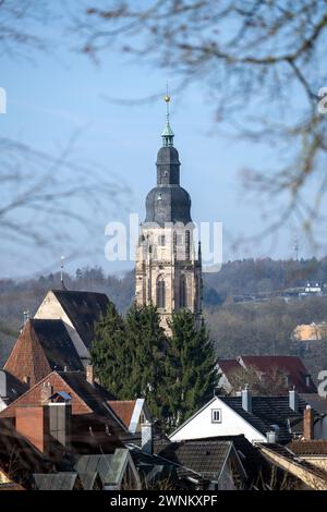 Coburg, Deutschland. März 2024. Der Turm der evangelisch-lutherischen Stadtkirche St. Moriz erhebt sich über die Dächer von Coburg. Quelle: Pia Bayer/dpa/Alamy Live News Stockfoto