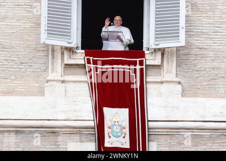 Vatikanstadt, Vatikan. März 2024. Papst Franziskus leitet das Sonntagsgebet von seinem Atelierfenster aus mit Blick auf St. PeterÕs Square - Credit: Riccardo de Luca - Update Images/Alamy Live News Stockfoto