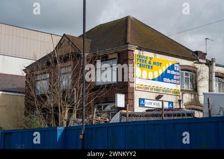 Slough, Berkshire, Großbritannien. März 2024. Die Polizei ruft Zeugen, nachdem die ehemalige britische Legion in Stoke Road, Slough, Berkshire, zuletzt bekannt als Lady Haig Club, in Brand gesetzt wurde. Am Mittwoch, den 28. Februar, nahm Royal Berkshire Fire and Rescue an einem Brand im Gebäude Teil. Das Gebäude ist seit 2011 leer, und es sollen nun Wohnungen auf dem Gelände errichtet werden. Ein Mann in seinen 40ern wurde wegen des Verdachts der Brandstiftung verhaftet, um Leben zu gefährden. Er wurde gefesselt, um vor Gericht zu erscheinen. Quelle: DeLeLifeZ/Alamy Stockfoto
