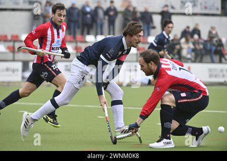 Brüssel, Belgien März 2024. Gantoise's Antoine Kina kämpft um den Ball während eines Hockeyspiels zwischen Royal Leopold Club und Gantoise am Sonntag, den 3. März 2024, in Uccle/Ukkel, Brüssel, am 14. Tag der belgischen Hockeymeisterschaft. BELGA FOTO JOHN THYS Credit: Belga News Agency/Alamy Live News Stockfoto