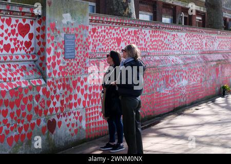 COVID Memoril Wall, London, Vereinigtes Königreich. März 2024. Menschen beim COVID National Day of Reflection an der Gedenkmauer gegenüber Westminster. Quelle: Matthew Chattle/Alamy Live News Stockfoto