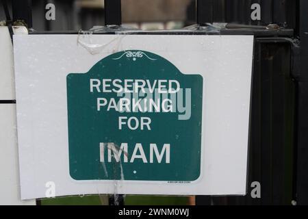 Slough, Berkshire, Großbritannien. März 2024. Ein reservierter Parkplatz für Imam-Schild vor dem Masjid Al - Jannah Islamic Educational & Community Centre in Slough, Berkshire. Quelle: DeLeLifeZ/Alamy Stockfoto