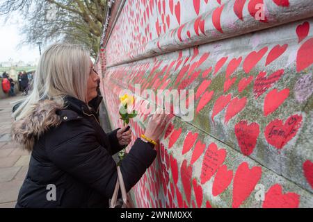 London, England, Großbritannien. März 2024. Am Nationalfeiertag der Reflexion versammeln sich Menschen entlang der COVID-Gedenkmauer am Themsenpfad in Westminster zu Ehren derer, die an COVID-19 gestorben sind. Jedes handgemalte Herz an der Wand repräsentiert ein Leben, das COVID-19 in Großbritannien verloren ging (Credit Image: © Tayfun Salci/ZUMA Press Wire), NUR REDAKTIONELLE VERWENDUNG! Nicht für kommerzielle ZWECKE! Quelle: ZUMA Press, Inc./Alamy Live News Stockfoto