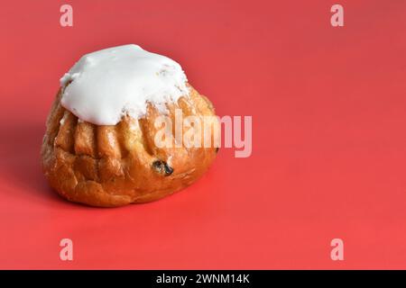 Ein in Rum getränkter Rosinenkuchen mit Fudge-Zucker heißt Rum Babka. Stockfoto