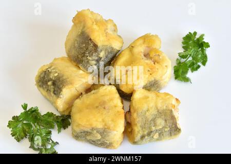 Frittierte Seehechtfische mit goldener Kruste. Stockfoto