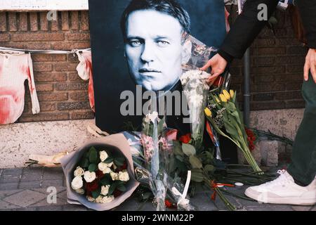 Mehrere Personen nehmen an einer Hommage an Alexej Navalni vor der russischen Botschaft in Spanien am 3. März 2024 in Madrid Teil. Stockfoto