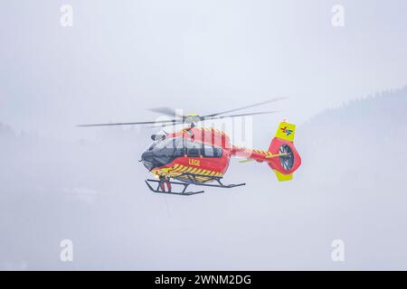 Frya 20240302. Der sogenannte Entwicklungshubschrauber der norwegischen Luftwagenambulanz mit dem charakteristischen LN-OOA während des Trainings in Frya in Gudbrandsdalen. Der Hubschrauber ist ein Airbus-Modell MBB-BK117 D-3 und wird unter anderem für das aktive Training und Erprobung von Aufzügen auf medizinischen Hubschraubern eingesetzt. Foto: Paul Kleiven / NTB Stockfoto