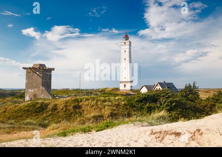 Leuchtturm und Bunker in den Sanddünen am Strand von Blavand, Jütland Dänemark Europa Stockfoto