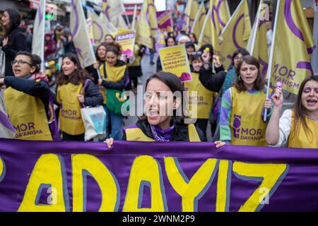 3. März 2024: Istanbul, Türkei, 3. März 2024: Vor dem 8. März, dem Internationalen Frauentag, veranstalteten zahlreiche feministische Gruppen und Frauenrechtsorganisationen in Istanbul einen Protest im Bezirk Kadikoy. Unter der Stimme verschiedener Slogans setzten sich Frauen leidenschaftlich für ihr gleichberechtigtes und liberales Recht auf Leben ein. (Kreditbild: © Tolga Ildun/ZUMA Press Wire) NUR REDAKTIONELLE VERWENDUNG! Nicht für kommerzielle ZWECKE! Quelle: ZUMA Press, Inc./Alamy Live News Stockfoto