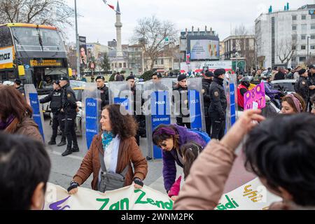 3. März 2024: Istanbul, Türkei, 3. März 2024: Vor dem 8. März, dem Internationalen Frauentag, veranstalteten zahlreiche feministische Gruppen und Frauenrechtsorganisationen in Istanbul einen Protest im Bezirk Kadikoy. Unter der Stimme verschiedener Slogans setzten sich Frauen leidenschaftlich für ihr gleichberechtigtes und liberales Recht auf Leben ein. (Kreditbild: © Tolga Ildun/ZUMA Press Wire) NUR REDAKTIONELLE VERWENDUNG! Nicht für kommerzielle ZWECKE! Quelle: ZUMA Press, Inc./Alamy Live News Stockfoto