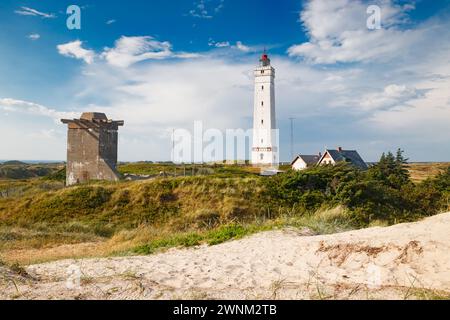 Leuchtturm und Bunker in den Sanddünen am Strand von Blavand, Jütland Dänemark Europa Stockfoto