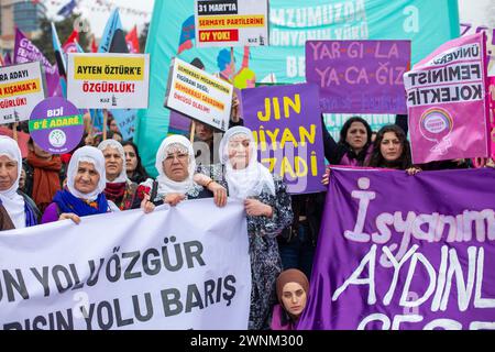 3. März 2024: Istanbul, Türkei, 3. März 2024: Vor dem 8. März, dem Internationalen Frauentag, veranstalteten zahlreiche feministische Gruppen und Frauenrechtsorganisationen in Istanbul einen Protest im Bezirk Kadikoy. Unter der Stimme verschiedener Slogans setzten sich Frauen leidenschaftlich für ihr gleichberechtigtes und liberales Recht auf Leben ein. (Kreditbild: © Tolga Ildun/ZUMA Press Wire) NUR REDAKTIONELLE VERWENDUNG! Nicht für kommerzielle ZWECKE! Quelle: ZUMA Press, Inc./Alamy Live News Stockfoto