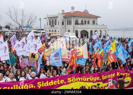 3. März 2024: Istanbul, Türkei, 3. März 2024: Vor dem 8. März, dem Internationalen Frauentag, veranstalteten zahlreiche feministische Gruppen und Frauenrechtsorganisationen in Istanbul einen Protest im Bezirk Kadikoy. Unter der Stimme verschiedener Slogans setzten sich Frauen leidenschaftlich für ihr gleichberechtigtes und liberales Recht auf Leben ein. (Kreditbild: © Tolga Ildun/ZUMA Press Wire) NUR REDAKTIONELLE VERWENDUNG! Nicht für kommerzielle ZWECKE! Quelle: ZUMA Press, Inc./Alamy Live News Stockfoto