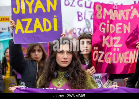 3. März 2024: Istanbul, Türkei, 3. März 2024: Vor dem 8. März, dem Internationalen Frauentag, veranstalteten zahlreiche feministische Gruppen und Frauenrechtsorganisationen in Istanbul einen Protest im Bezirk Kadikoy. Unter der Stimme verschiedener Slogans setzten sich Frauen leidenschaftlich für ihr gleichberechtigtes und liberales Recht auf Leben ein. (Kreditbild: © Tolga Ildun/ZUMA Press Wire) NUR REDAKTIONELLE VERWENDUNG! Nicht für kommerzielle ZWECKE! Quelle: ZUMA Press, Inc./Alamy Live News Stockfoto