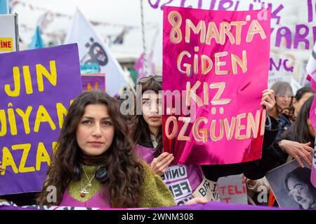 3. März 2024: Istanbul, Türkei, 3. März 2024: Vor dem 8. März, dem Internationalen Frauentag, veranstalteten zahlreiche feministische Gruppen und Frauenrechtsorganisationen in Istanbul einen Protest im Bezirk Kadikoy. Unter der Stimme verschiedener Slogans setzten sich Frauen leidenschaftlich für ihr gleichberechtigtes und liberales Recht auf Leben ein. (Kreditbild: © Tolga Ildun/ZUMA Press Wire) NUR REDAKTIONELLE VERWENDUNG! Nicht für kommerzielle ZWECKE! Quelle: ZUMA Press, Inc./Alamy Live News Stockfoto