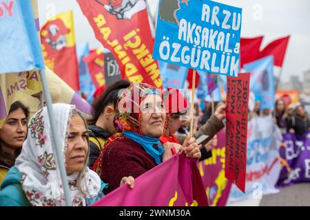 3. März 2024: Istanbul, Türkei, 3. März 2024: Vor dem 8. März, dem Internationalen Frauentag, veranstalteten zahlreiche feministische Gruppen und Frauenrechtsorganisationen in Istanbul einen Protest im Bezirk Kadikoy. Unter der Stimme verschiedener Slogans setzten sich Frauen leidenschaftlich für ihr gleichberechtigtes und liberales Recht auf Leben ein. (Kreditbild: © Tolga Ildun/ZUMA Press Wire) NUR REDAKTIONELLE VERWENDUNG! Nicht für kommerzielle ZWECKE! Quelle: ZUMA Press, Inc./Alamy Live News Stockfoto