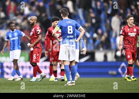 Genk, Belgien. März 2024. Genks Bryan Heynen sieht bei einem Fußballspiel zwischen dem KRC Genk und dem Club Brugge am Sonntag, den 3. März 2024 in Genk, am 2. Tag niedergeschlagen aus! Der Saison 2023-2024 der ersten Liga der „Jupiler Pro League“ der belgischen Meisterschaft. BELGA FOTO JOHAN EYCKENS Credit: Belga News Agency/Alamy Live News Stockfoto