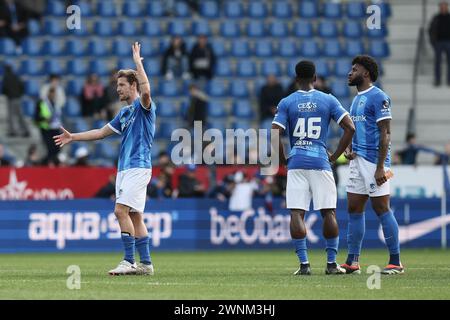 Genk, Belgien. März 2024. Genks Spieler sehen niedergeschlagen aus, nachdem sie am Sonntag, den 3. März 2024, in Genk, ein Fußballspiel zwischen KRC Genk und Club Brugge verloren haben! Der Saison 2023-2024 der ersten Liga der „Jupiler Pro League“ der belgischen Meisterschaft. BELGA FOTO BRUNO FAHY Credit: Belga News Agency/Alamy Live News Stockfoto